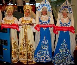девушки в сарафанах встречают гостей
