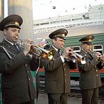 встреча на вокзале с военным духовым оркестром